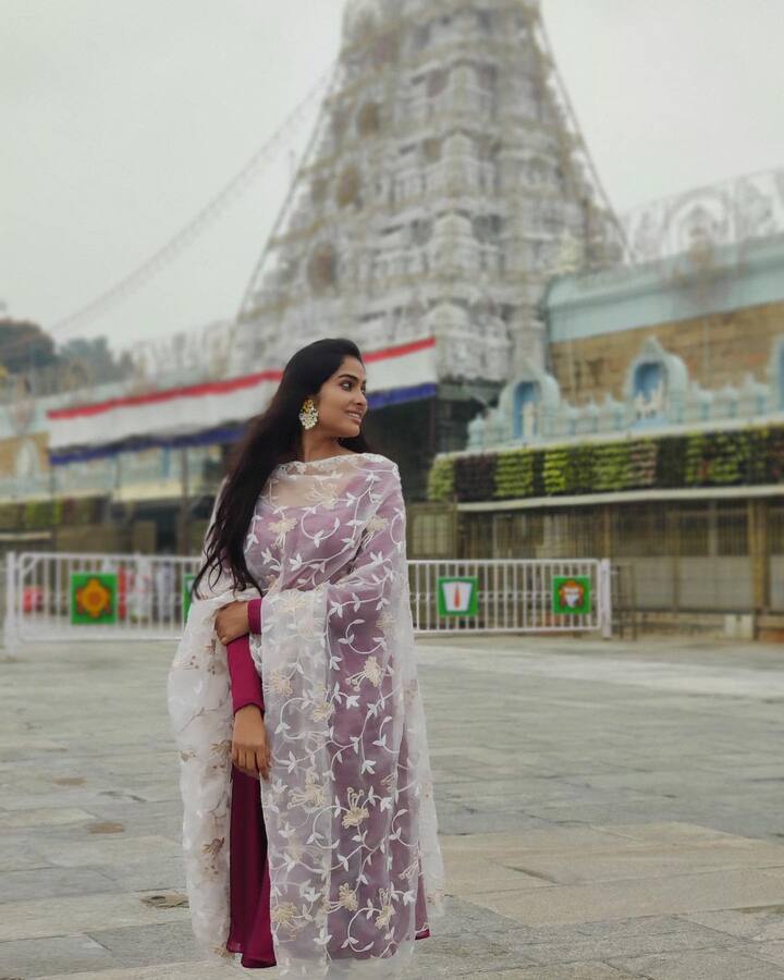 దివి తిరుమల శ్రీవారిని దర్శించుకుని వచ్చింది. ఆ ఫోటోలను ఇన్ స్టాలో పంచుకుంది. (Image credit: Instagram)