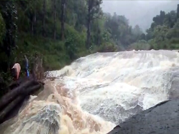 ஆர்ப்பரிக்கும் மழை வெள்ளம்: ஆபத்தை உணராமல் கரையை கடக்கும் மழை வாழ் மக்கள்!