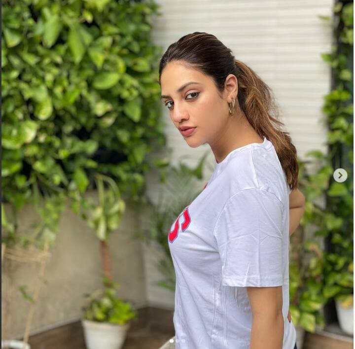 এই একই চ্যানেলের জন্য হিন্দিতে শো করেছিলেন করিনা কপূর। শো-এর বিষয়বস্তুই ছিল খানিকটা একই রকম। বাংলায় এই শো করতে গিয়ে প্রথম পছন্দই ছিল নুসরত। টলিউডের করিনা কি তাহলে নুসরতই?