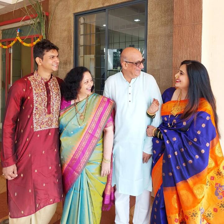 सई लोकूरने आपले काही फोटो नुकतेच सोशल मीडियावर शेअर केले आहेत. या फोटो मध्ये सई आणि तिचं कुटुंब एकाच रंगाच्या कपड्यांमध्ये दिसतंय... (Photo Credit : @sai.lokur/Instagram)