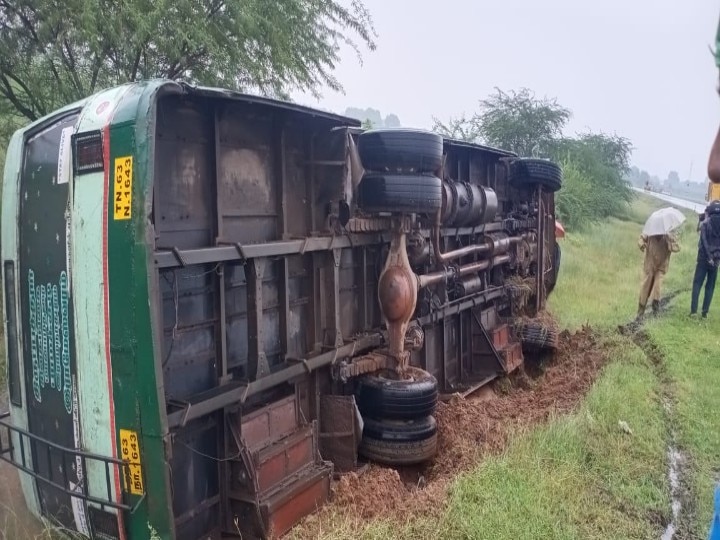 மழையில் பிரேக் அடித்ததால் கவிழ்ந்த பஸ்... சிவகங்கை அருகே அரசு பேருந்தில் உயிர் தப்பிய பயணிகள்!