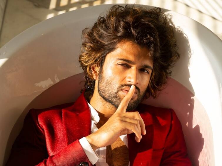 Vijay Devarakonda Variety Promotions for Pushpaka Vimanam Movie Vijay Devarakonda: 'నాతో బెడ్ షేర్ చేసుకుంది ఎవరో తెలుసా..?' విజయ్ ట్వీట్ వైరల్.. 