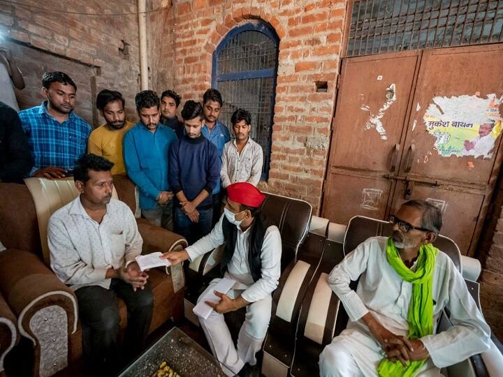 UP Election 2022: अखिलेश यादव के सोफे पर सियासत, खोदा पहाड़ और चुहिया भी नहीं निकली Samajwadi Party President Akhilesh Yadav was sitting on Comfortable Sofa During Meet of Dengue Victim Family BJP Raise Question ANN UP Election 2022: अखिलेश यादव के सोफे पर सियासत, खोदा पहाड़ और चुहिया भी नहीं निकली