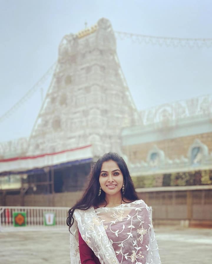 ట్రెడిషనల్ అయినా, వెస్ట్రన్ అయినా... ఏ డ్రెస్ అయినా దివికి ఇట్టే నప్పేస్తుంది. (Image credit: Instagram)