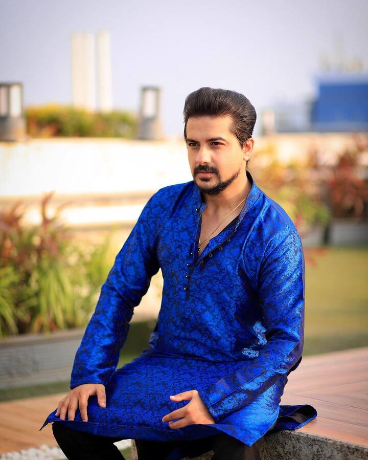 या फोटोमध्ये त्याने निळा कुर्ता परिधान केलेला दिसतोय, ज्यात तो खूपच देखणा दिसतोय. ( photo : jogpushkar/ig)