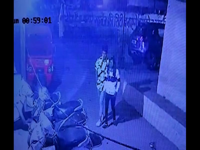 इंदौर: एक्टिवा गाड़ी चुराते हुए लड़की अपने साथी के साथ CCTV कैमरे में कैद, सोशल मीडिया पर वायरल हुई तस्वीरें