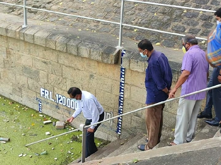 Officials inspect Mettur dam; It is monitored 24 hours a day தொடர்ந்து அதிகரிக்கும் மேட்டூர் அணை: 24 மணி நேரமும் கண்காணிப்பு!