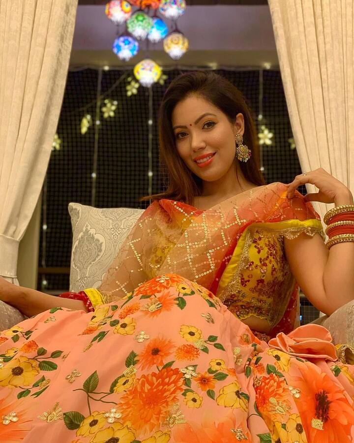 मुनमुन ने जो तस्वीरें शेयर की है उनमें वो पीले और गुलाबी रंग के लहंगे में नजर आ रही हैं. उन्होंने अपने हाथों में मैचिंग चूड़िया पहनी है और बालों को खुला छोड़ा है.