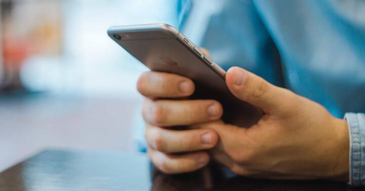 3. हर अकाउंट से लॉगआउट कर दें– फोन में हमें जीमेल, फेसबुक, ट्विटर, प्लेस्टोर और कई ऐप पर लॉगिन होता है. फोन बेचते वक्त आप हर तरह के अकाउंट को लॉगआउट जरूर करें.