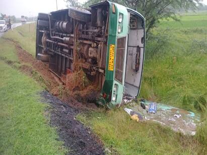 Sivagangai bus lost control and overturned in a ditch மழையில் பிரேக் அடித்ததால் கவிழ்ந்த பஸ்... சிவகங்கை அருகே அரசு பேருந்தில் உயிர் தப்பிய பயணிகள்!