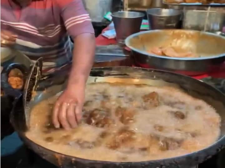 Jaipur street vendor dips hand in sizzling oil to fry chicken, video leaves netizens shocked Street Vendor: ఇతడు మనిషా? రోబోటా? వేడి వేడి నూనెలో చికెన్ ముక్కలు వేసి...