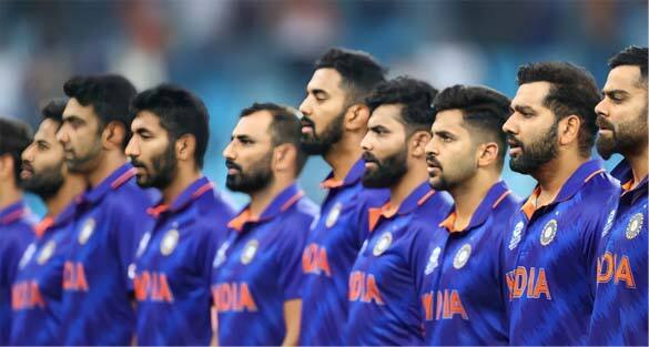 नामिबियाविरुद्धच्या सामन्यानंतर ट्वेन्टी ट्वेन्टी कप्तान म्हणून विराटने शेवटची पोस्ट सोशल मीडियावर शेअर केली आहे. तो म्हणाला, “एकत्रितपणे आम्ही आमचे ध्येय साध्य करण्यासाठी निघालो. दुर्दैवाने आम्ही कमी पडलो आणि एक संघ म्हणून आमच्यापेक्षा कोणीही जास्त निराश नाही. तुम्हा सर्वांकडून मिळालेला पाठिंबा अप्रतिम आहे आणि आम्ही त्यासाठी आभारी आहोत. आम्ही दमदार पुनरागमनासाठी पुन्हा एकदा सज्ज होऊ आणि आमचे सर्वोत्तम पाऊल टाकू. जय हिंद.” (Photo tweeted by @imVkohli)