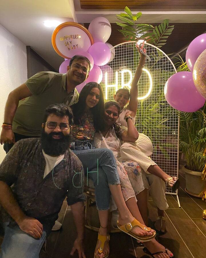 तस्वीरों में रकुल प्रीत सिंह ब्लू डेनिम और मल्टीकलर टॉप पहने हुए दिखाई दे रही हैं. बैकग्राउंड में देखा जा सकता है पर्पल और व्हाइट कलर के गुब्बारे लगे हुए हैं.