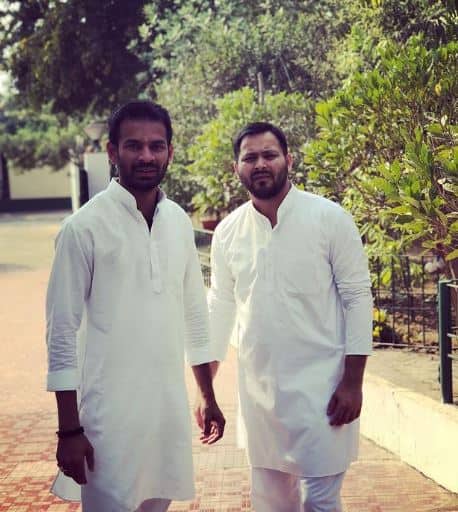 लेकिन लालू यादव के जेल से बाहर आते ही दोनों भाइयों के बीच फिर से सुलह हो गई है. और दोनों एक दूसरे पर अब जान छिड़कते नजर आ रहे हैं.