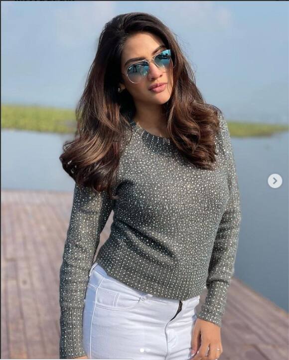 আজ নুসরত জাহানের সঙ্গে নতুন এপিসোডের শ্যুটিং করলেন ঋতাভরী চক্রবর্তীও। নুসরত আর ঋতাভরী, একে অপরকে 'বোনিলা' বলে সম্বোধন করেন।