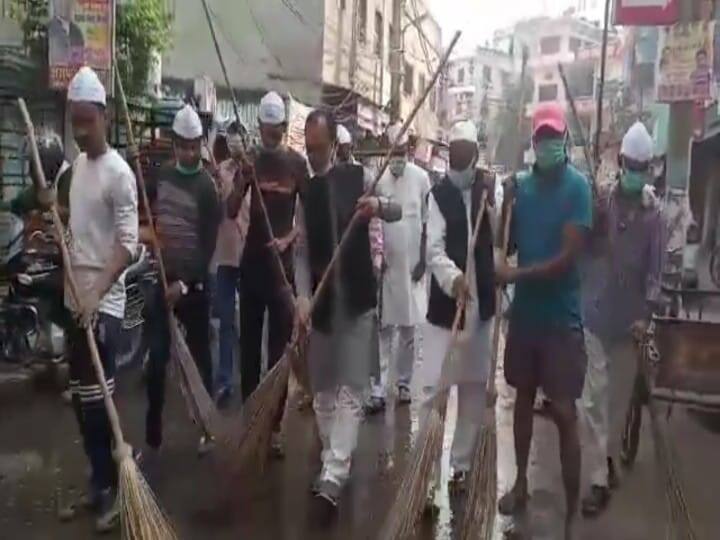 धार्मिक सद्भावना के तहत मुस्लिम सम्प्रदाय के लोगों ने पटना के लंगर टोली और उसके आसपास के इलाकों में स्वच्छता का अभियान चलाया. मुस्लिम युवकों ने खुद हाथों में झाड़ू लिया और सड़को की सफाई कर पानी का छिड़काव किया.