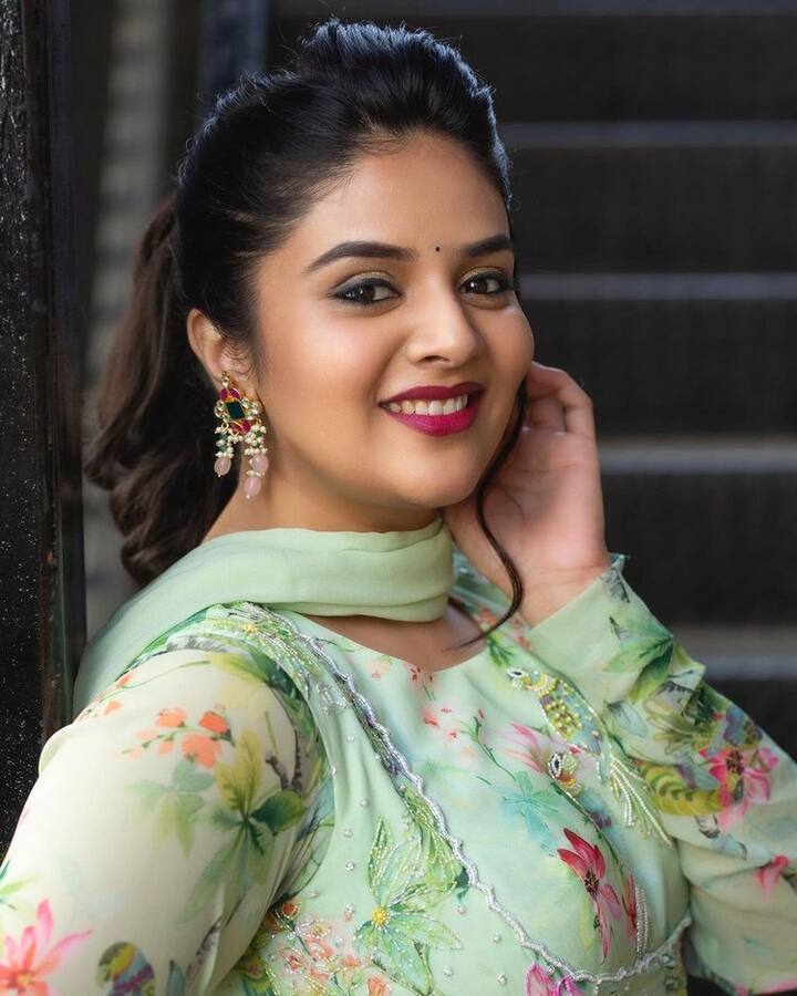 సల్వార్ కమీజ్ లో శ్రీముఖి తన లేటెస్ట్ లుక్ తో ఆకట్టుకుంటుంది. (Photo Courtesy: Instagram)