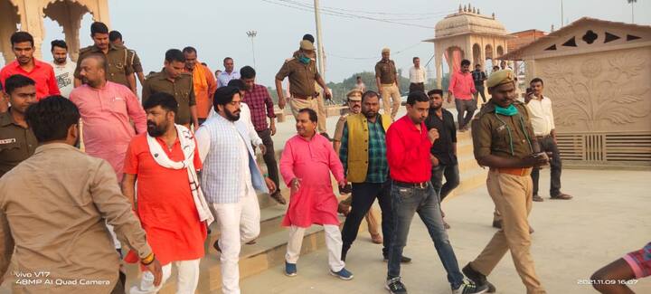 इस मौके पर वहां मौजूद जनता में खासा उत्साह देखा गया. जहां कुछ लोग उनकी एक झलक देखने को बेताब थे वहीं बाकी लोग इस मौके को कैमरे में कैद करने के लिए उत्सुक दिखे.