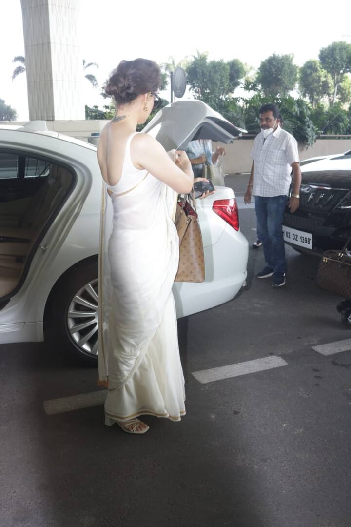 डीप बैक नेक ब्लाउज में कंगना ने अपना बेहतरीन टैटू फ्लॉन्ट किया. इसके साथ ही कंगना ने फुटवीयर्स भी सफेद रंग के पहने हुए थे.