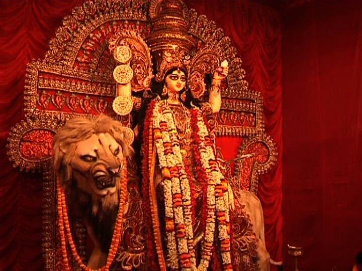 বিশ্বাস, যুদ্ধের সময় মহিষাসুর নানা রূপ ধরে বিভ্রান্ত করার চেষ্টা করছিল দেবী দুর্গাকে। এক সময় মহিষাসুর  হাতির রূপ ধরে।