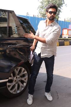 Vicky Kaushal Photos: कैटरीना कैफ संग शादी की खबरों के बीच बेहद डैशिंग अंदाज में स्पॉट हुए विक्की कौशल, स्माइल से लूट ली महफिल