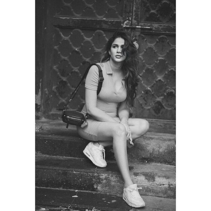 'అందాల రాక్షసి' సినిమాతో హీరోయిన్ గా పరిచయమైంది లావణ్య త్రిపాఠి. తొలి సినిమాతోనే మంచి గుర్తింపు తెచ్చుకుంది. (Courtesy : Instagram)