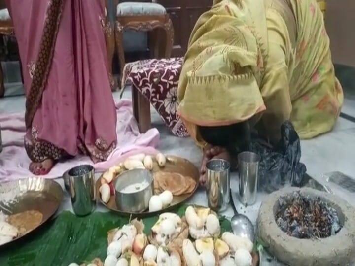 Chatth Puja 2021: लोक आस्था महापर्व छठ का मंगलवार को दूसरा दिन था. दूसरे दिन व्रतियों ने खरना का अनुष्ठान किया. गुड़, गन्ने की रास, चावल और दूध से बनी खीर, रोटी, केला और अटका के साथ छठी मैया की पूजा की गई.