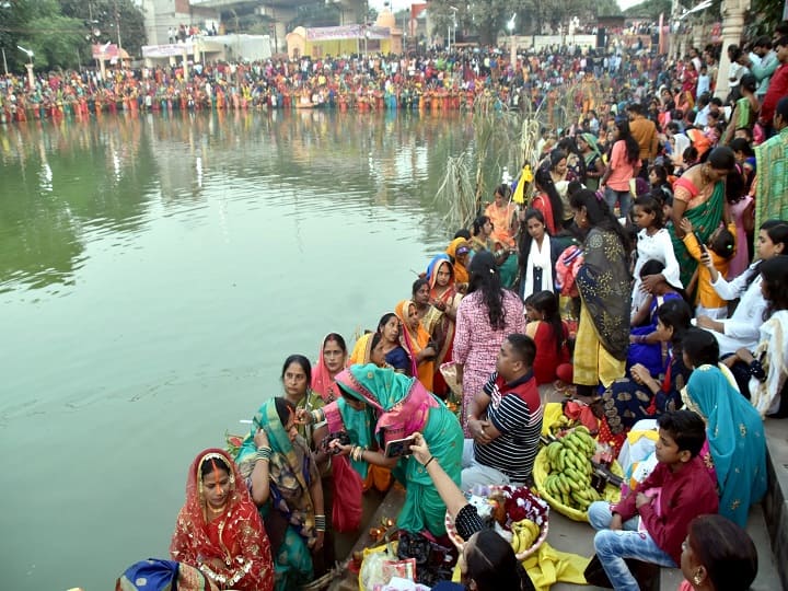 इन घाटों पर पूजा के लिए लाखों की संख्या में श्रद्धालुओं ने गंगा नदी के विभिन्न घाटों पर अस्ताचलगामी भगवान सूर्य को अर्घ्य दिया.