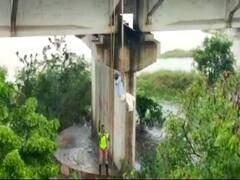 ஆற்றில் சரக்கடித்த இருவர்... வெள்ளத்தில் சிக்கி இரு நாட்களுக்குப் பின் மீட்பு!