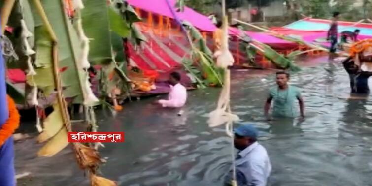 Malda: Chhatpuja pandal breaks almost hundred people went into pond water including women and children Malda: নিষেধাজ্ঞা না মেনে প্যান্ডেল দিঘির ওপর, হুড়মুড়িয়ে ভেঙে জলে পড়লেন শতাধিক, আহত বেশ কয়েকজন