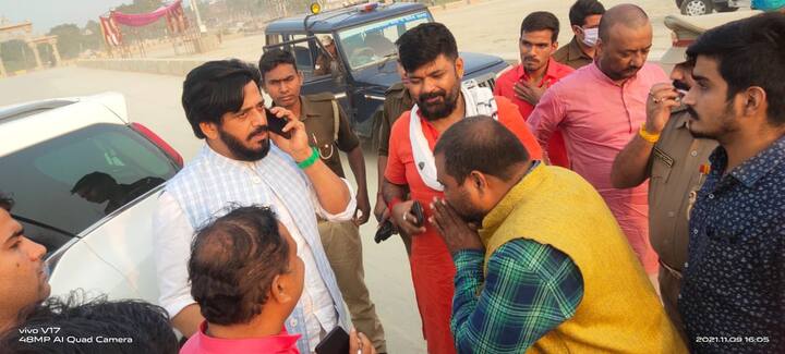 रवि किशन ने जिससे खरीदारी की उस दुकानदार का उत्साह चरम पर था. एक्टर को अपनी आंखों के सामने देखकर लोग यकीन नहीं कर पा रहे थे. सभी के अंदर अपने फेवरेट नेता को देखने की होड़ थी.