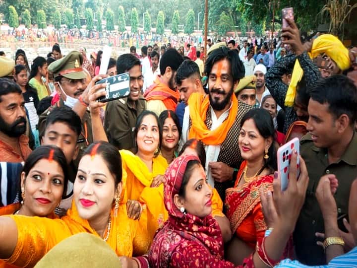 उत्तर पूर्वी दिल्ली से सांसद मनोज तिवारी ने सोनिया विहार में अपने समर्थकों के साथ छठ पूजा में हिस्सा लिया. इस मौके पर एसडीएम और सिविल डिफेंस के स्वयंसेवकों ने उन्होंने रोकने की कोशिश की लेकिन वह नहीं मानें.