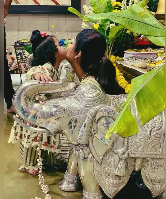 बता दें शिल्पा शेट्टी अपने बच्चों को आस्था से जोड़े रखना चाहती हैं और उन्हें अक्सर पूजा पाठ का मतलब समझाती रहती हैं.