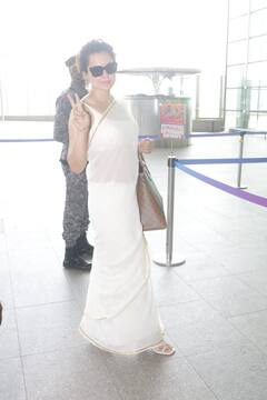 Kangana Ranaut Airport Look: सफेद साड़ी पर काला चश्मा पहने खूबसूरत लुक में कंगना रनौत ने दिखाया Swag