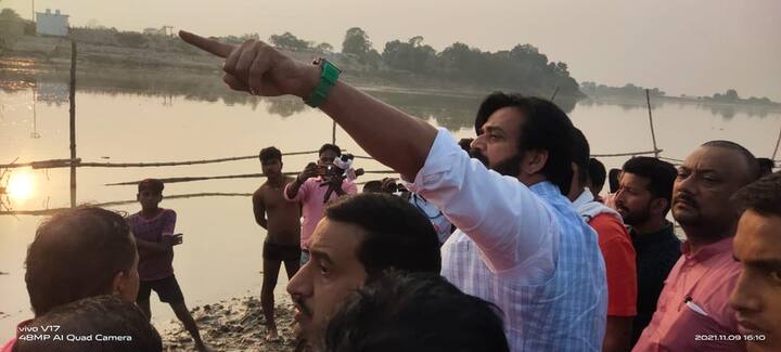 इस मौके पर मीडिया भी मौजूद थी और हर कोई रवि किशन को कैमरे में कैद कर लेना चाहता था. रवि किशन हर साल छठ के मौके पर घाटों का निरीक्षण करने खुद जाते हैं.