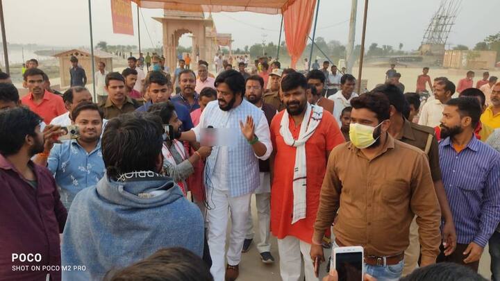 खरीदारी के साथ ही रवि किशन ने छठ पूजा पर घाटों की व्यवस्था भी देखी. सूर्य को अर्घ्य देने के लिए घाटों पर आने वाले लोगों को किसी प्रकार की समस्या का सामना न करना पड़े इसलिए घाटों का निरीक्षण किया.