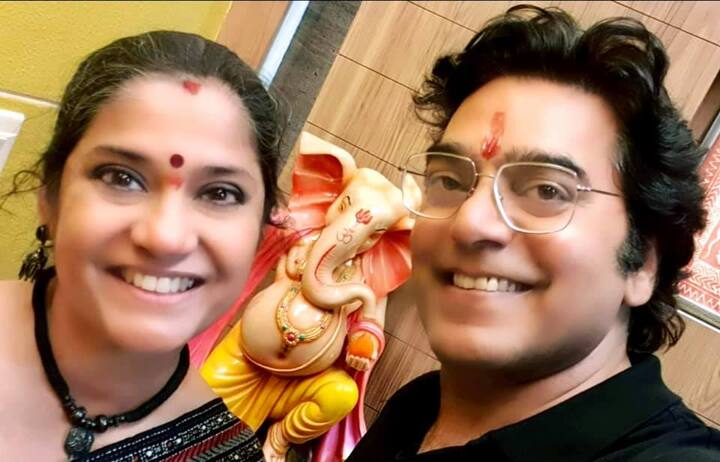 2001 मध्ये अशुतोष यांनी अभिनेत्री  रेणुका शहाणेसोबत लग्नगाठ बांधली.  (Photo:@ashutosh.rana.585/FB)