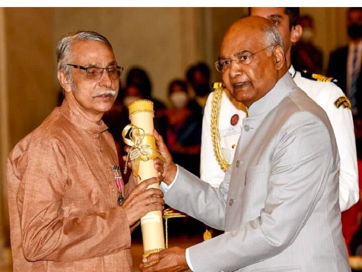 Balan Pootheri receives Padma Shri as wife's last rites were taking place at home கேரளாவில் மனைவியின் சடலம்; டெல்லியில் பத்ம விருது: எழுத்தாளருக்கு நேர்ந்த அனுபவம்!