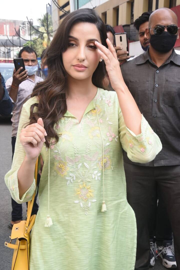 সম্প্রতি আন্ধেরিতে নাচের ক্লাসের বাইরে ক্যামেরাবন্দি হলেন অভিনেত্রী নোরা।