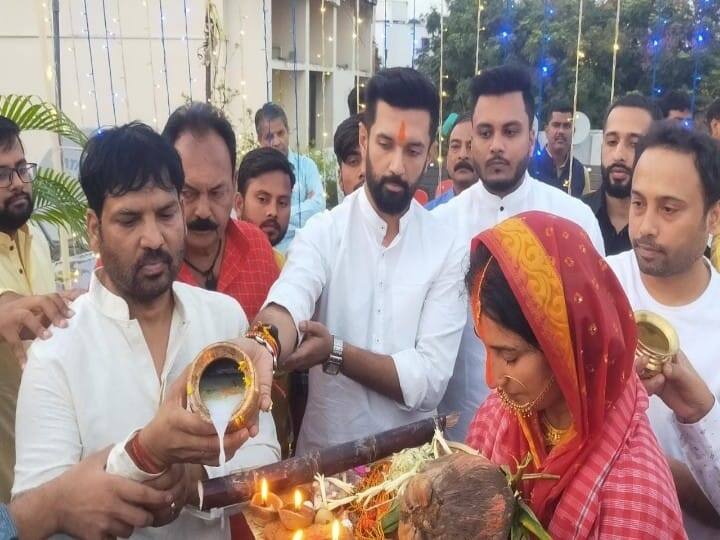 लोक जनशक्ति पार्टी, रामविलास के राष्ट्रीय अध्यक्ष चिराग पासवान बिहार सरकार की पूर्व मंत्री और लोजपा की वरिष्ठ नेत्री रेणु और पटना के कंकड़बाग स्थित अपनी बड़ी बहन  के यहां भगवान भास्कर को संध्या अर्घ्य देते हुए.