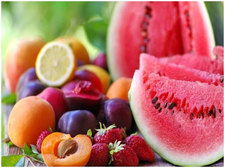 Red Fruits And Vegetable: सेहतमंद रहने के लिए आजकल डॉक्टर्स रंग-बिरंगे फल और सब्जियां खाने की सलाह देते हैं. क्या आप जानते हैं लाल रंग के फल और सब्जियां खाना कितना फायदेमंद होता है. लाल रंग के फल और सब्जियां खाने से डायबीटीज, ऑस्टियोपोरोसिस और हाई कलेस्ट्रॉल जैसी समस्याओं को कम किया जा सकता है. जानते हैं फायदे.