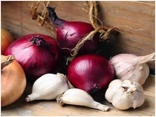 Kitchen Hacks: Finding It Difficult To Peel Onion & Garlic? Make It Easy With These Steps