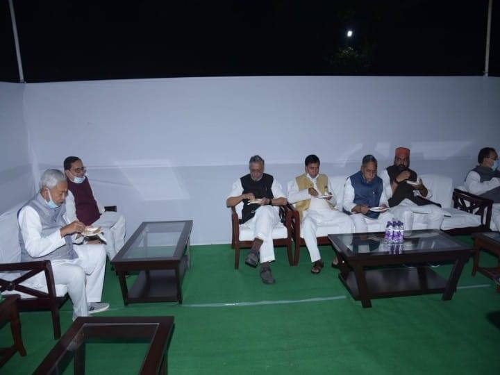 इधर, बिहार के मुख्यमंत्री नीतीश कुमार (Nitish Kumar) भी खरना का प्रसाद ग्रहण करते दिखे. मालूम हो कि उन्हें छठ पर्व से बहुत लगाव है, वे पर्व के चारों दिन पूजा में शामिल होते हैं. साथ ही भगवान भास्कर को अर्घ्य भी देते हैं.