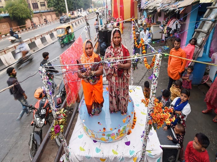 व्रती महिलाओं का कहना है कि देश और दुनिया मे शांति रहे, लोग खुशहाल रहे, यही मनोकामना लेकर व्रत कर रहे हैं.