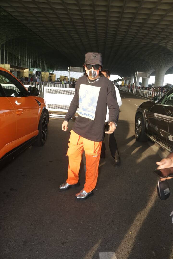 रणवीर सिंह और उनकी गाड़ी के कलर कॉंबिनेशन को देखकर फैन्स एक बार फिर से उनके इस अंदाज के कायल हो गए हैं.