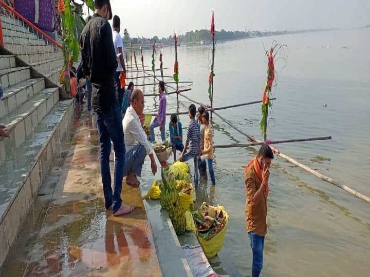 Chhath Puja 2021: महापर्व छठ का आज तीसरा दिन है. आज व्रती ढलते सूर्य को अर्घ्य देकर छठी मां की आराधना करेंगे. वहीं, कल सुबह उगते सूर्य को अर्घ्य देने के बाद 72 घंटे का महाव्रत सम्पन्न हो जाएगा. छठ पूजा को लेकर बिहार, झारखंड और उत्तरप्रदेश के कुछ इलाकों में व्यापक स्तर पर तैयारियां की गई हैं. तस्वीर पटना से सटे फतुहा के कटैया घाट की है.