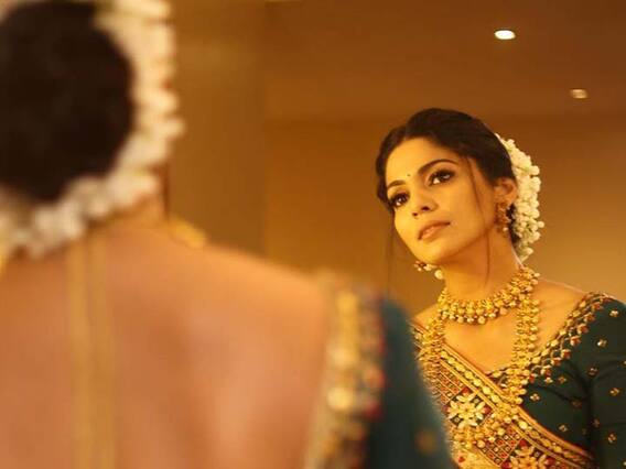 केसात गजरा, चेहरा हसरा; पूजा सावंतवर सर्वांच्या नजरा!