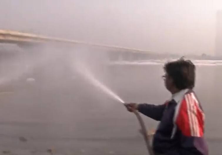 Delhi Jal Board sprinkling water in the Yamuna to dissipate toxic foam Yamuna’s Toxic Foam: यमुना के जहरीले झाग को रोकने के लिए कवायद जारी, पानी छिड़क रहा है दिल्ली जल बोर्ड
