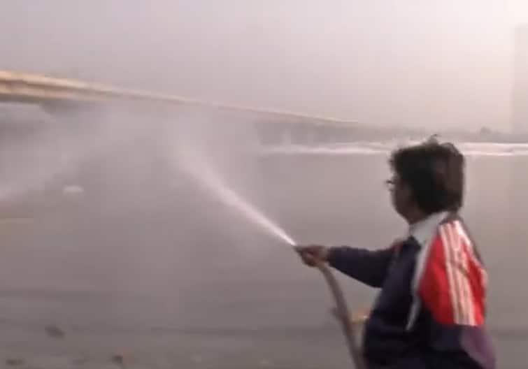 Yamuna’s Toxic Foam: यमुना के जहरीले झाग को रोकने के लिए कवायद जारी, पानी छिड़क रहा है दिल्ली जल बोर्ड