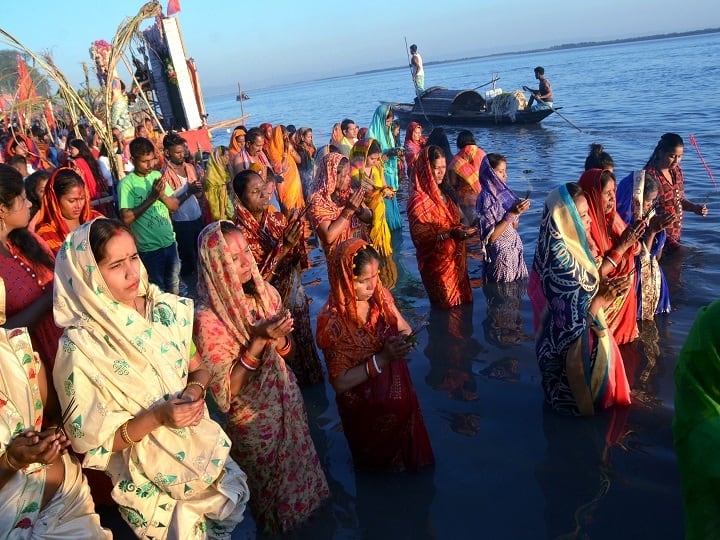 पश्चिम बंगाल सरकार द्वारा तालाबों और नदियों में बनाए गए घाटों पर बुधवार को हजारों श्रद्धालुओं ने छठ पूजा की.